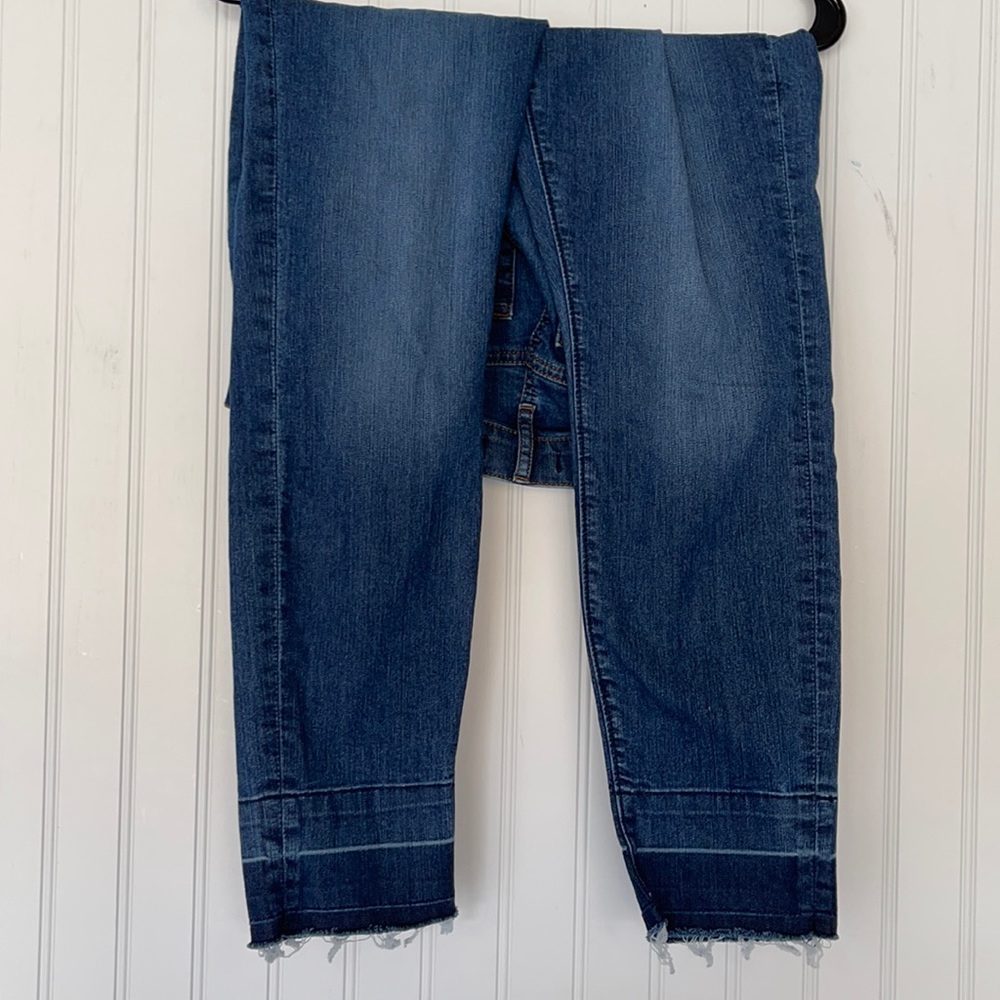 Dark wash frayed end ankle jean